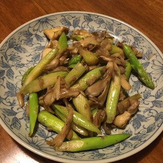 アスパラとマイタケのマヨ醤油炒め